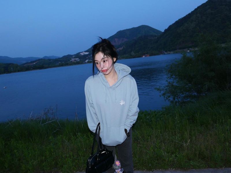 “저녁 물빛 속 청순 절정”…가현, 호숫가 무표정→고요한 감성 충격 / 걸그룹 드림캐쳐 가현 인스타그램