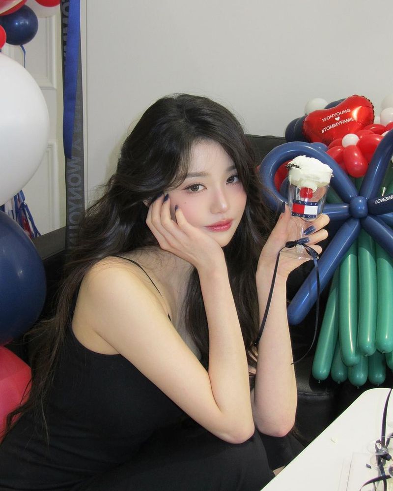 “홀터넥 블랙 우아함 폭발”…장원영, 인형 비주얼→축제의 밤 / 걸그룹 아이브 장원영 인스타그램