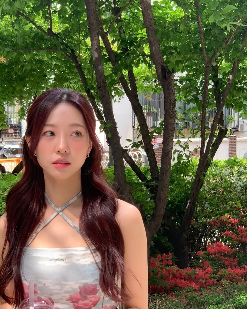 “화사한 봄빛+꽃무늬 원피스 설렘”…송다혜, 초록 정원→청초 미소 / 환승연애3 출연자 가수 송다혜 인스타그램