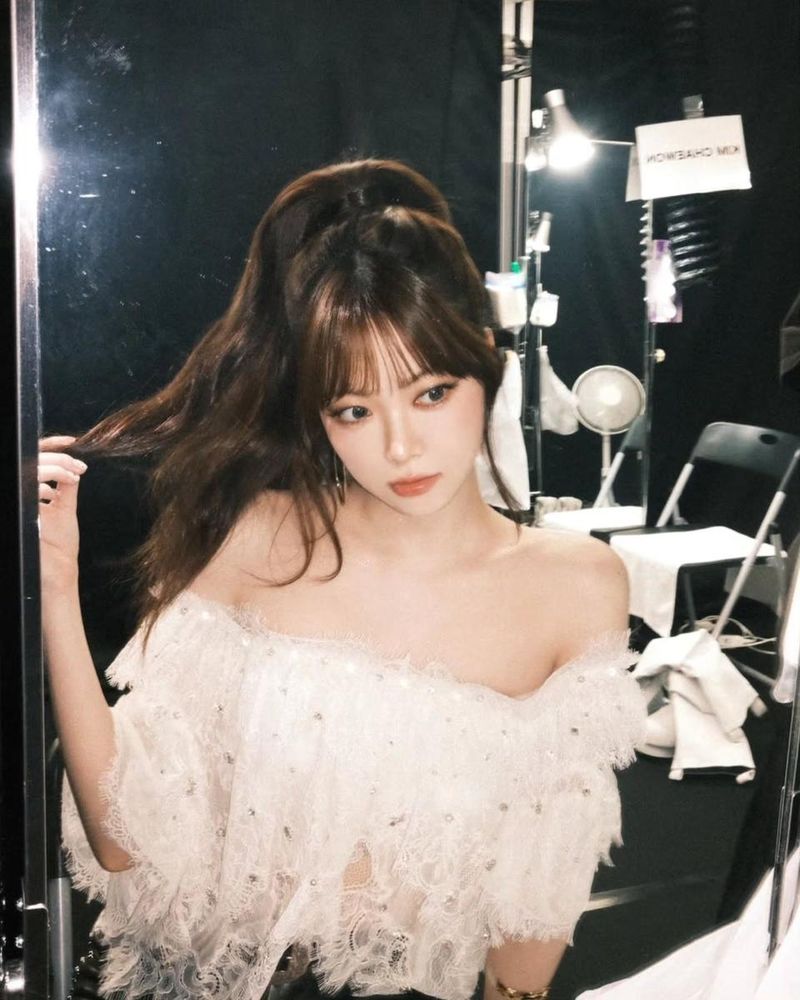 “오프숄더+거울 속 응시”…홍은채, 몽환적 눈빛→새 계절의 서막 / 걸그룹 르세라핌 홍은채 인스타그램