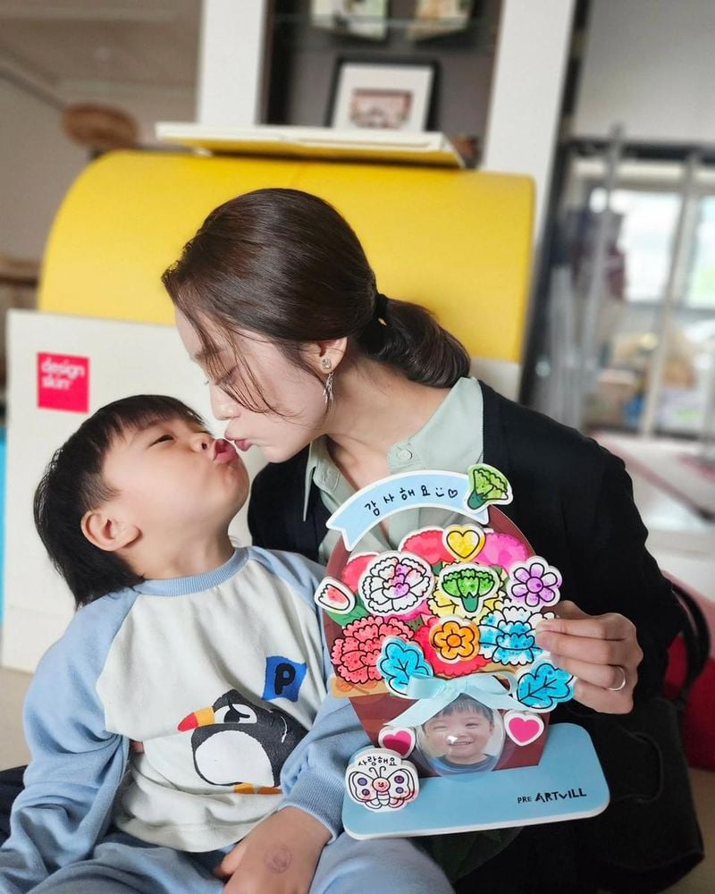 “입맞춤에 스며든 봄빛”…우혜림, 아들과의 애틋함→감동 여운 / 걸그룹 원더걸스 우혜림 인스타그램