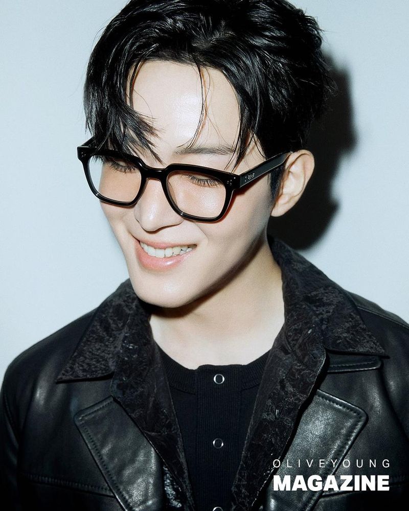 “블랙 가죽에 번지는 미소의 온도”…국동호, 지적인 분위기→새로운 매력 시선 / 솔로지옥4 출연자 회계사 국동호 인스타그램