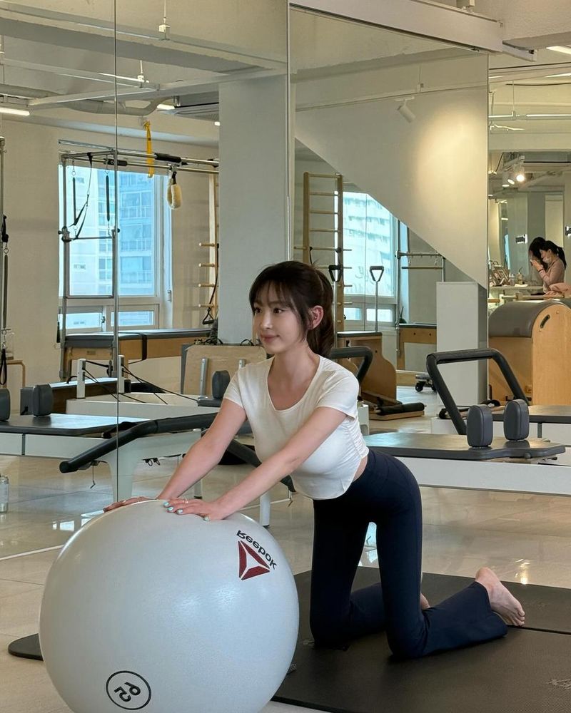 “슬림 실루엣+청초한 눈빛”…강예원, 운동 중 몰입→차분한 기운 / 배우 강예원 인스타그램