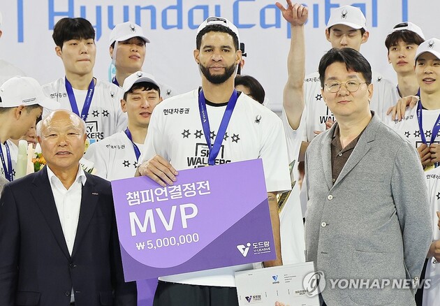“재계약 성공 릴레이”…레오·비예나·러셀, 남자배구 외인→2025시즌 동행 확정 / 연합뉴스
