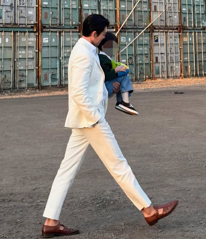 “한 손에 아이 번쩍”…김우빈, 광고 현장서 드러난 남다른 피지컬→팬들 반응 뜨겁다