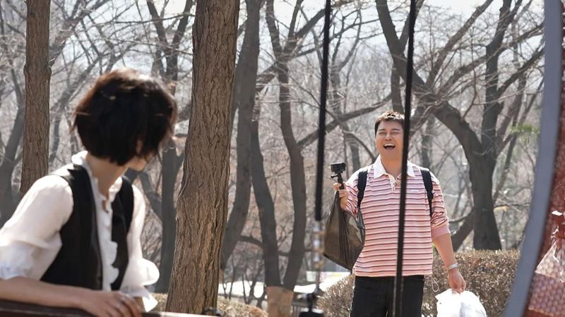 “환한 웃음+스트라이프 셔츠 반전”…전현무, 봄날 공원→유쾌한 재회 / 방송인 전현무 인스타그램
