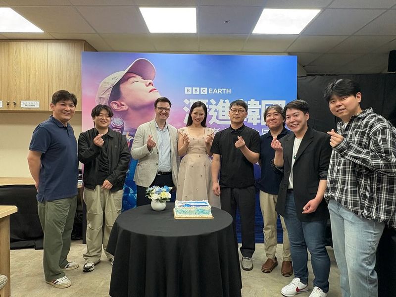 “해녀 변신+청순 미소 공존”…송지효, JTBC 팀과→이색 케이크 인증 / 배우 송지효 인스타그램