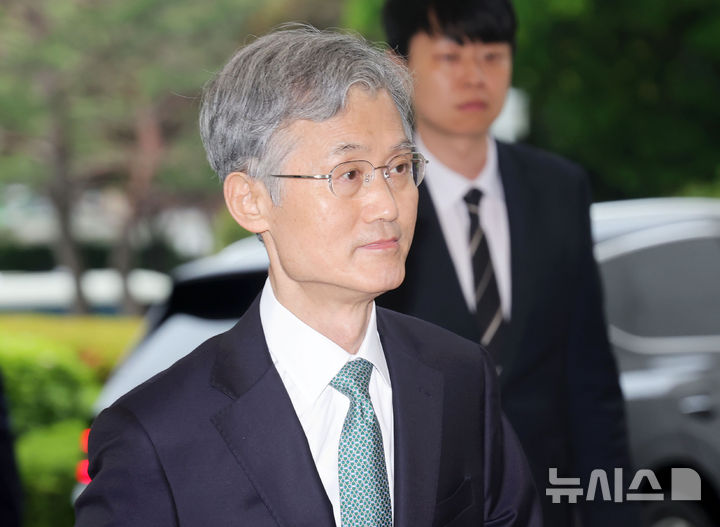 더불어민주당이 이재명 대선 후보의 파기환송 판결 관련 조희대 대법원장에게 자진 사퇴를 공식 요구한 가운데 조 대법원장이 9일 오전 서울 서초구 대법원으로 출근하고 있다. 2025.05.09. / 뉴시스