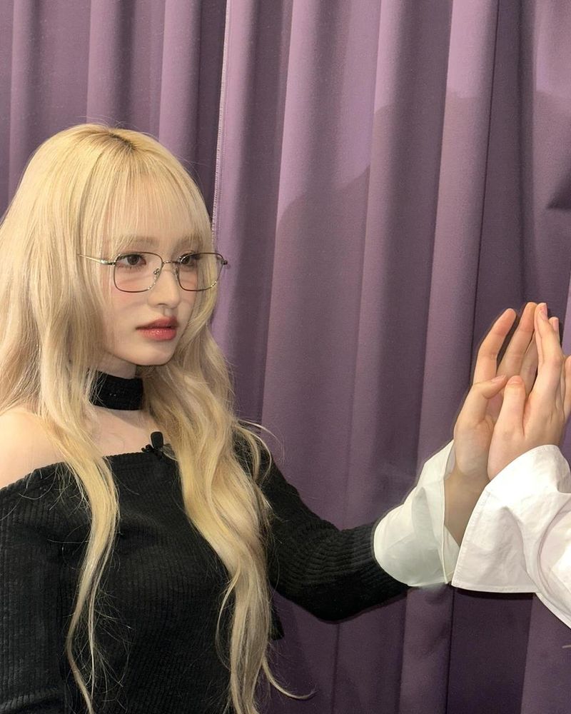 “블론드+안경 몽환 압도”…리즈, 보랏빛 커튼 앞→감정의 간극 / 걸그룹 아이브 리즈 인스타그램