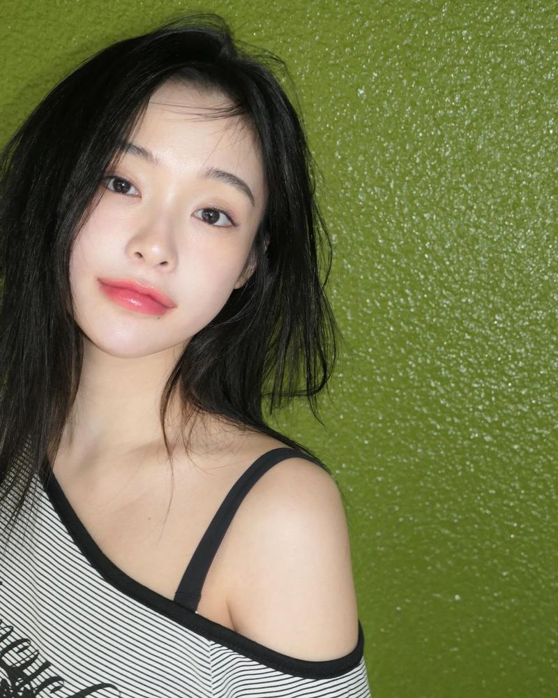 “초록 벽 뒤 몽환 눈빛”…가현, 소속사 이별 후→새로운 봄 감성 / 걸그룹 드림캐쳐 가현 인스타그램