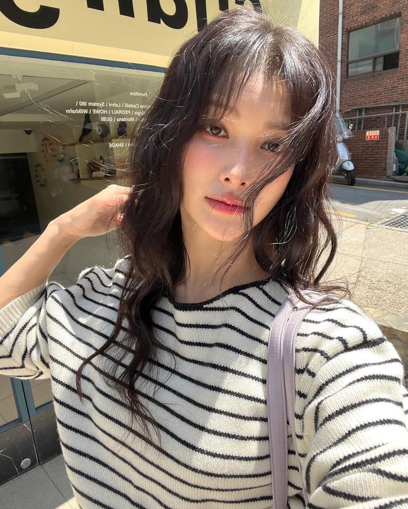 “봄 햇살에 녹아든 청초함”…박규리, 결 따라 흐르는 시선→새로운 서정의 순간 / 걸그룹 카라 박규리 인스타그램