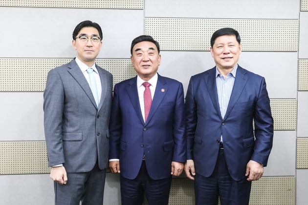 “울산시민 응원 약속”…김두겸 울산시장, NC 임시 홈구장 환영→이진만 대표 감사 화답 / 연합뉴스
