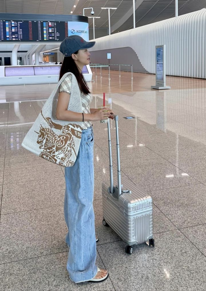 “미소로 영국 향한 순간”…이시영, 이혼 아픔 딛고 새로운 출발→팬 응원 쇄도