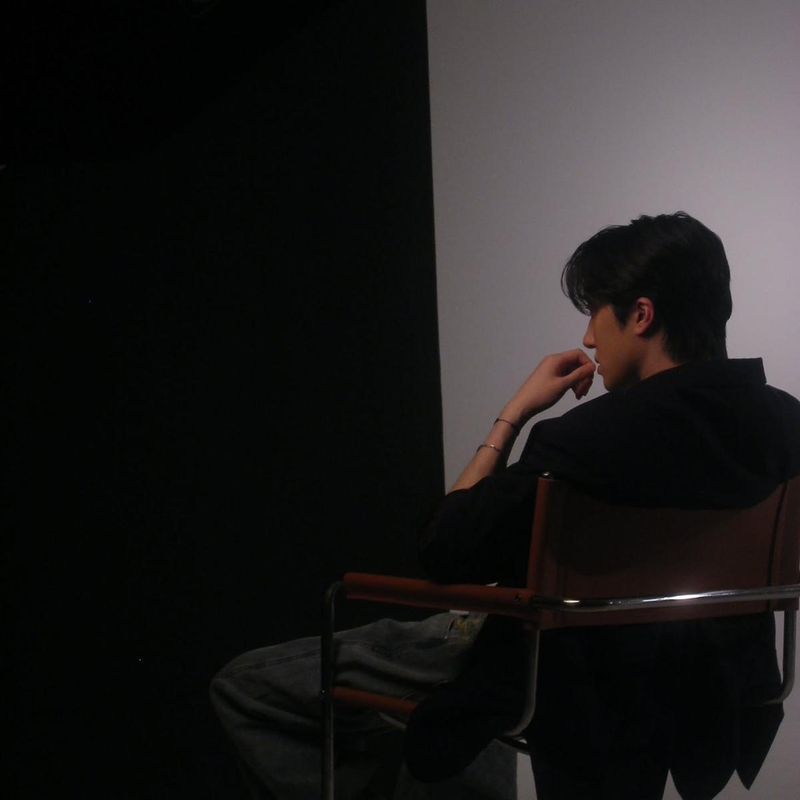 “빛과 그림자 사이 맴도는 시선”…찬희, 고요한 여운→무심한 카리스마 / 그룹 SF9 찬희 인스타그램