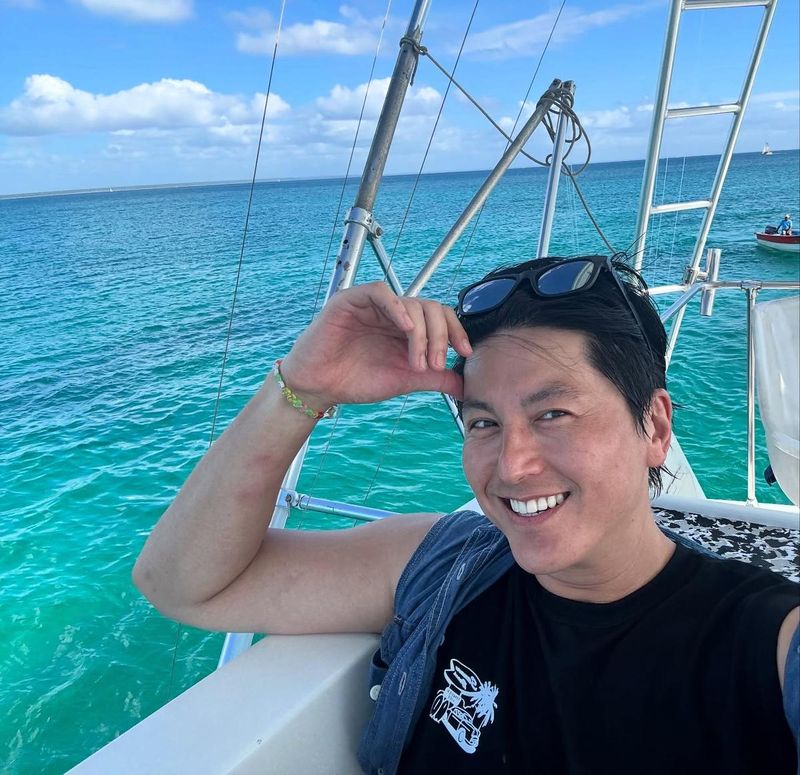 “오늘저녁 SBS 9:00”…류수영, 바다 위 미소→초여름 휴식의 여운 / 배우 류수영 인스타그램