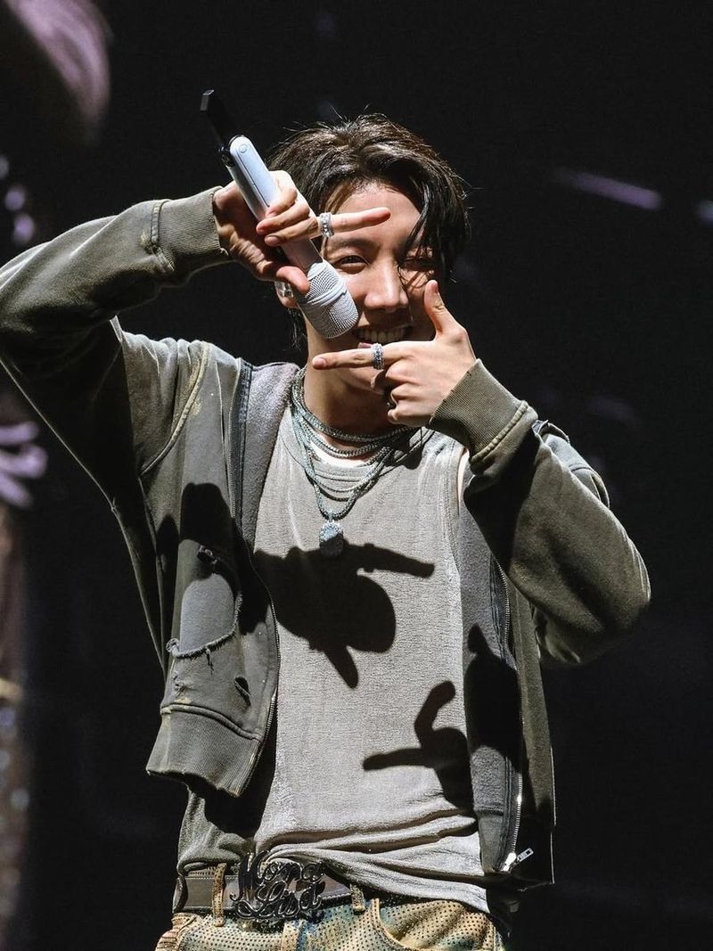 방탄소년단 제이홉, 월드투어 마카오 ‘매진’...현지 공연 가수 최초 굿즈 ‘완판’...“최고 인기” / 제이홉 인스타그램