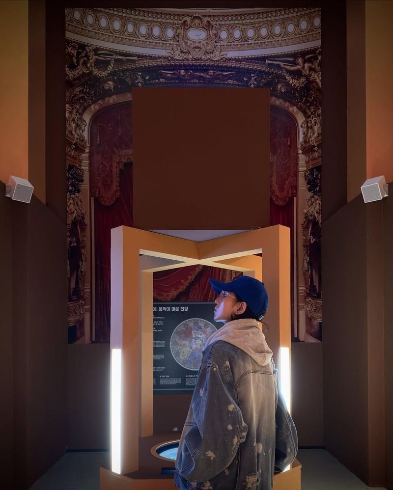 “색이 공간을 감싸는 순간”…남사랑, 전율 어린 시선→예술 속 몽환 / 모델 남사랑 인스타그램