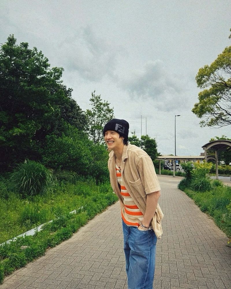 “잔뜩 흐린 날, 웃음은 더 선명했다”…방찬, 초여름 산책→청량한 미소 한가득 / 그룹 스트레이키즈 방찬 인스타그램