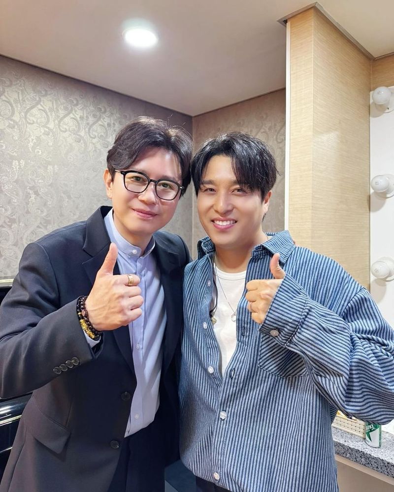 “어린시절 우상이 곁에”…이진성, 추억 소환→벅찬 미소 담은 만남 / 먼데이키즈 이진성 인스타그램