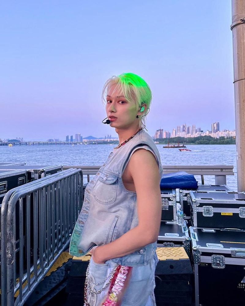 “한강 위에서 빛난 낯선 온도”…준, 석양 아래 존재감→청량과 몽환의 경계 / 그룹 세븐틴 준 인스타그램