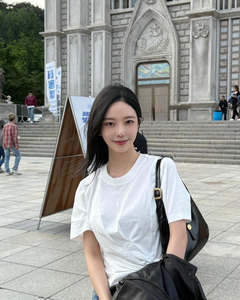 “목소리 자체가 예술이신 분들”…윤하정, 설렘 가득 봄날→음악에 물든 미소 / 인플루언서 윤하정 인스타그램