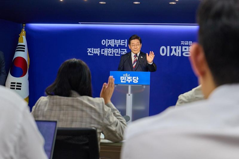 “희망을 가집시다”…이재명, 결연한 손짓→전환의 봄 신호 / 정치인 이재명 인스타그램