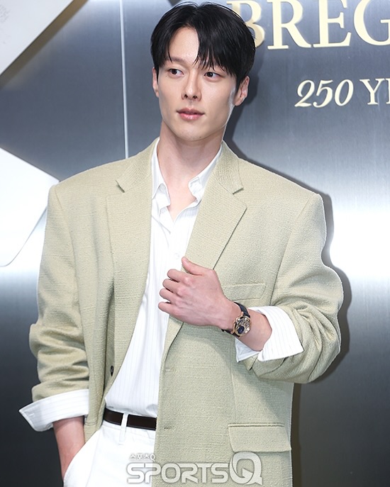 “여유로운 시선, 감각적 분위기”…장기용, 세련된 봄밤→클래식한 아우라 / 배우 장기용 인스타그램