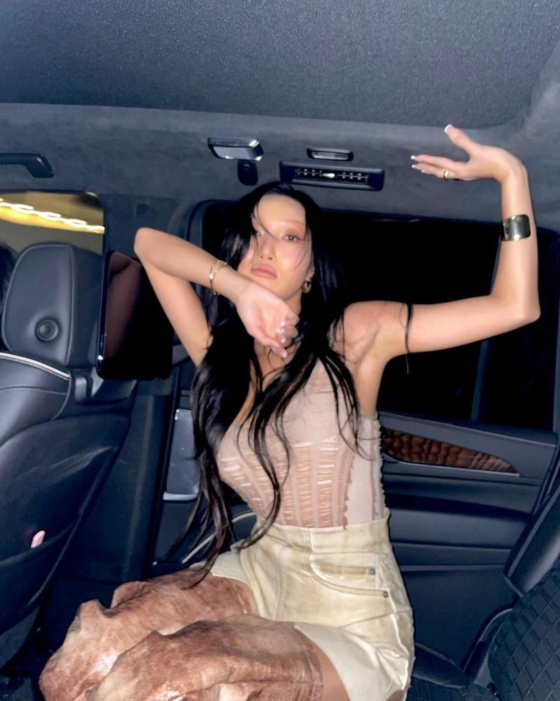 “어둠을 찢는 자유”…화사, 도발 속 고요→차 안에서 시선 압도 / 걸그룹 마마무 화사 인스타그램