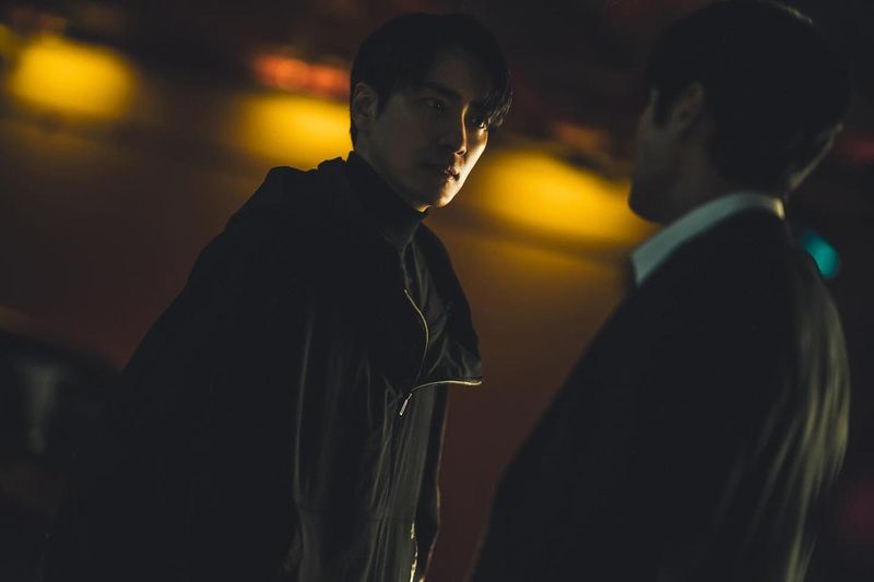 “모든 사건의 도화선이었다”…최대훈, 비밀스러운 기운→광장 속 긴장감 / 배우 최대훈 인스타그램