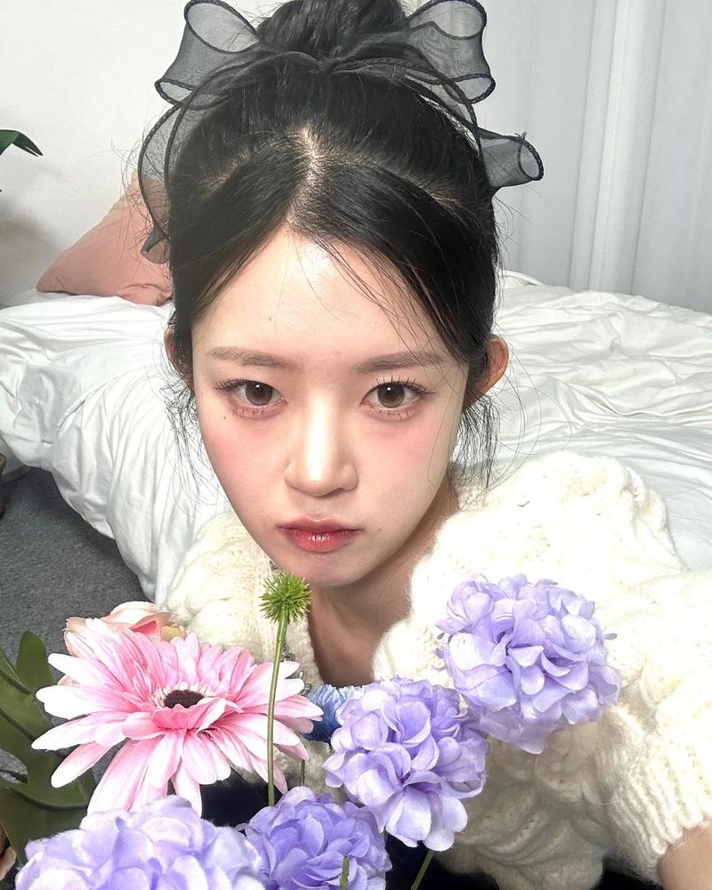 “살며시 피어난 꽃과 눈빛”…김하린, 몽환적 봄날→감성 셀카로 전한 여운 / 데블스 플랜 데스룸 출연자 의사 김하린 인스타그램