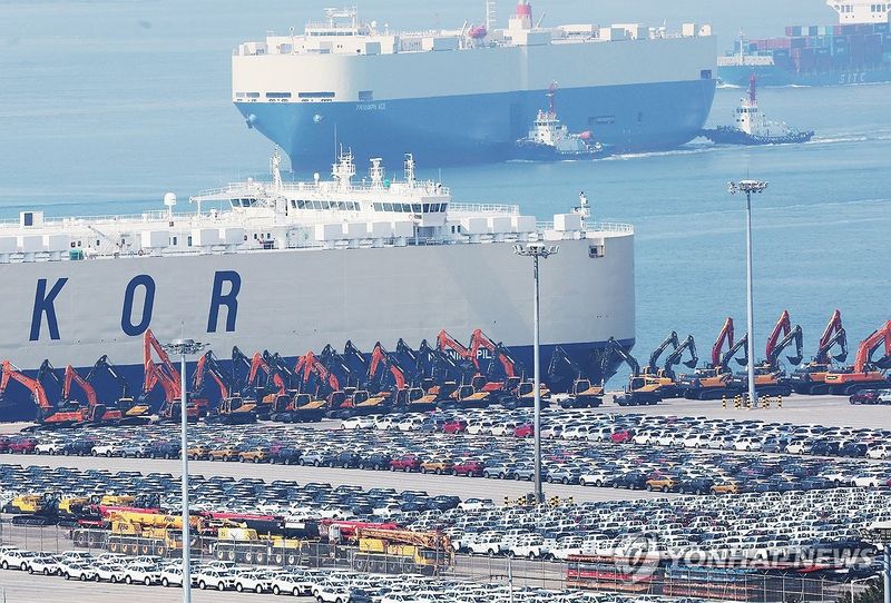 미국 관세 부과 앞두고 수출 기다리는 차량 / 연합뉴스 자료사진