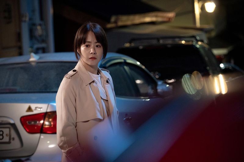 “긴장에 휩싸인 눈빛”…류현경, ‘주차금지’ 속 치열한 생존→몰입감 폭발 / 영화사주단