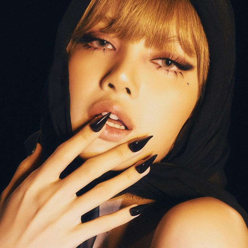 “대저택이 무대가 된 순간”…리사, 성북동 75억 초호화 대저택→패션 아이콘의 일상도 초호화 / 리사 SNS