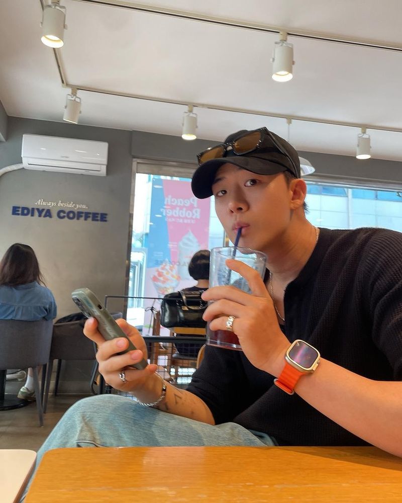 “조용한 오후의 한 장면”…차현승, 아이스커피와 여유→일상 속 짧은 멈춤 / 배우 차현승 인스타그램