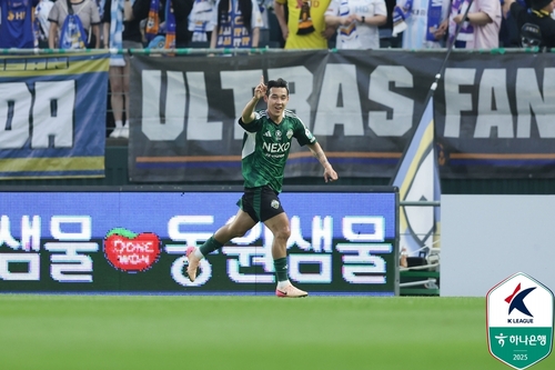 “13경기 무패 질주”…전북, 울산에 3-1 역전승→선두 굳히기 / 연합뉴스