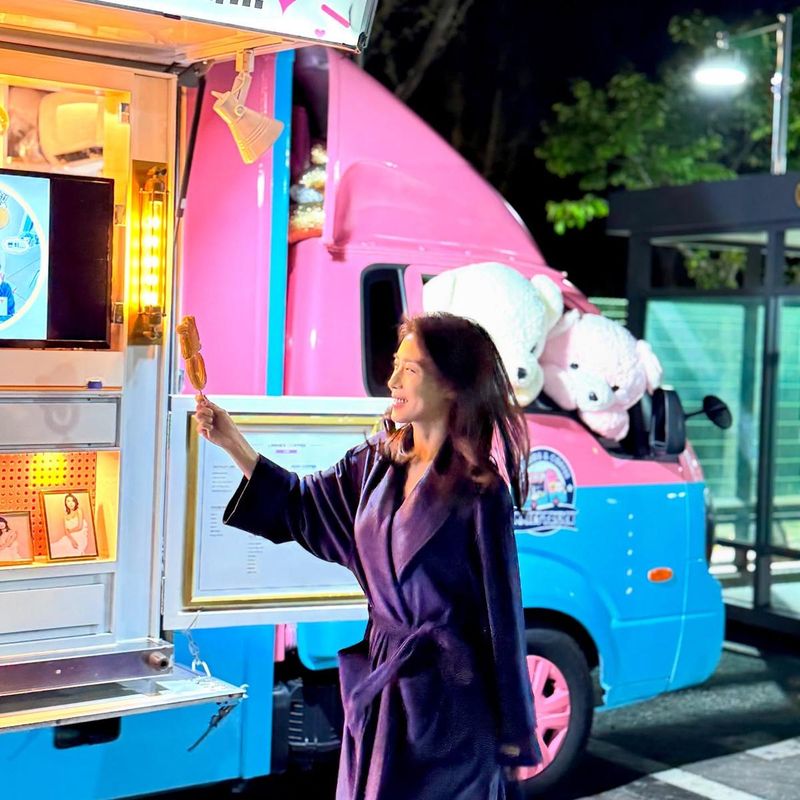 “든든한 1023 덕분에 마음도 채워졌다”…하지원, 밤하늘 아래 환한 미소→따스한 응원 만끽 / 배우 하지원 인스타그램