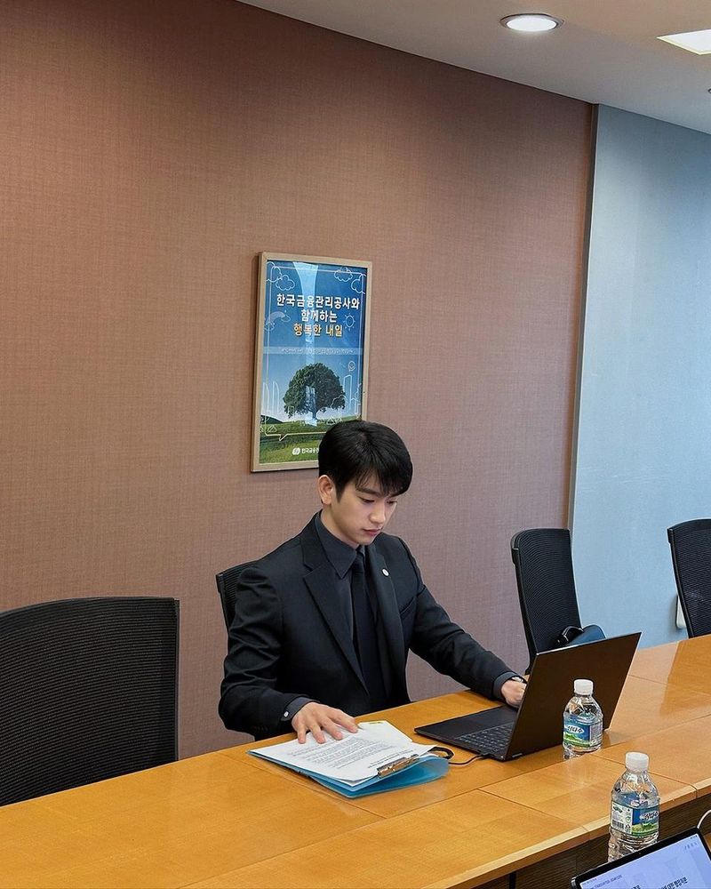 “내일이 기다려지는 순간”…진영, 단정한 슈트 차림→책임감 넘치는 근황 / 그룹 갓세븐 진영 인스타그램