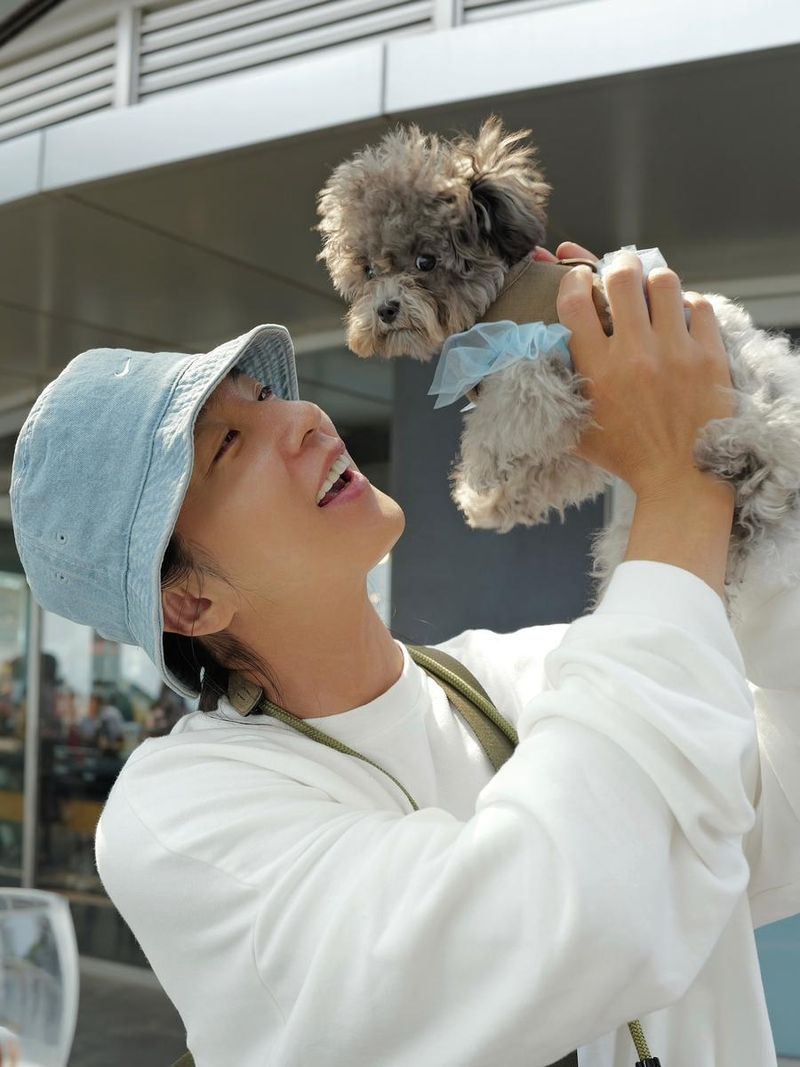 “낮에 맥주 마시고 행복한 나”…신동욱, 여름 햇살 아래 미소→반려견과 환한 순간 / 배우 신동욱 인스타그램