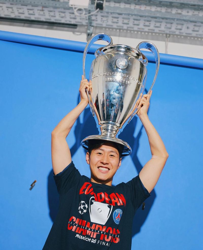 “The first”…이강인, 환희 가득 우승의 미소→챔피언스 트로피의 영광 / 축구선수 이강인 인스타그램