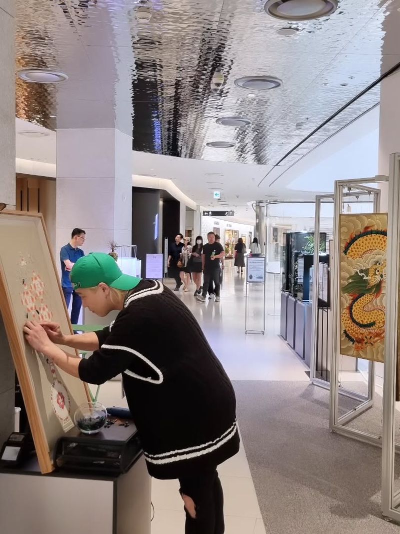 “유리 속 불멸의 세계”…아웃사이더, 예술적 몰입→현대미 감성 충만 / 래퍼 아웃사이더 인스타그램