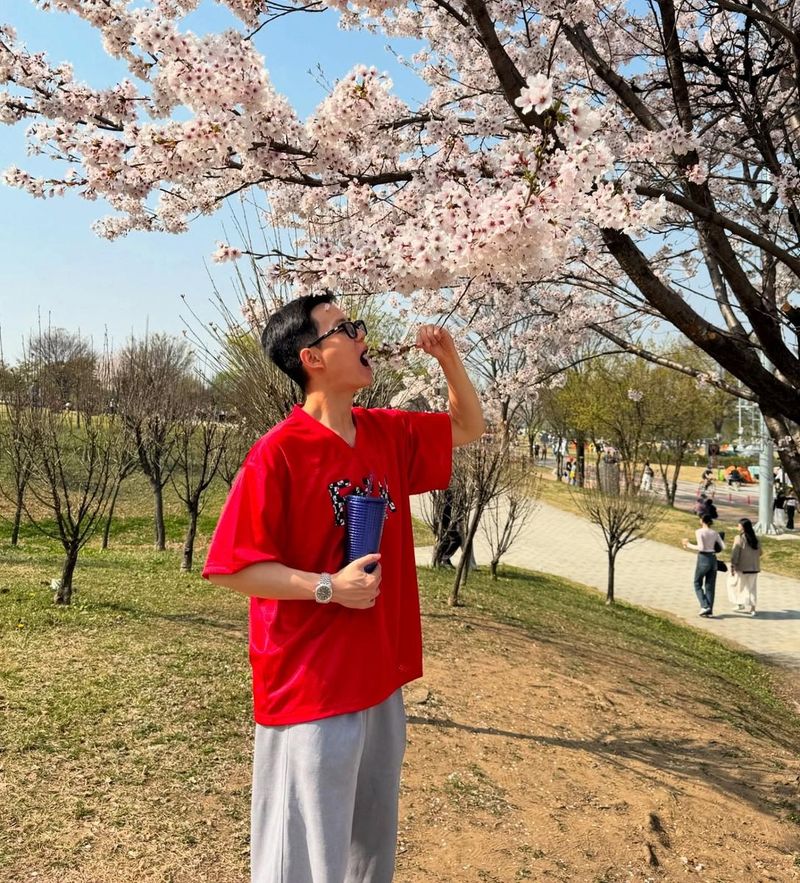 “성인 첫 벚꽃 구경인데 너무 바빠서 이제야 올리는”…서민형, 벚꽃 아래 설렘→청춘의 한순간 / 환승연애3 출연자 의사 서민형 인스타그램