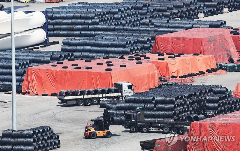 트럼프 50% 관세 폭탄에 흔들리는 한국 철강