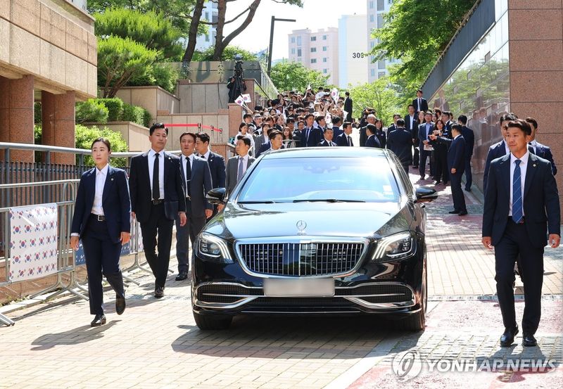 이재명 대통령 경호, 불신과 긴장 속 경찰·경호처 이중 삼엄