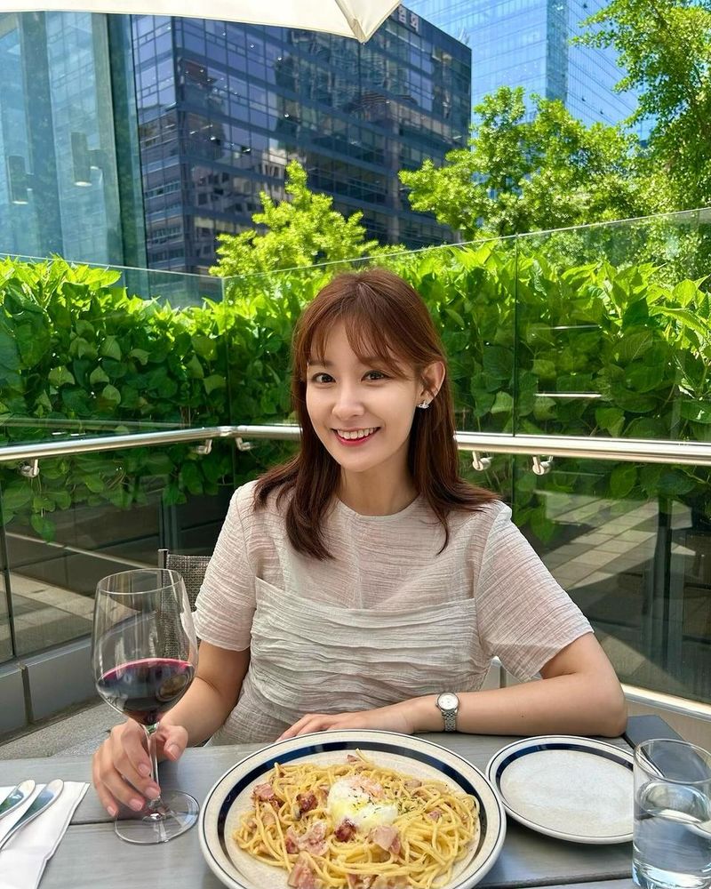 “맑은 시간의 여운”…박유라, 초여름 햇살 속 미소→감성 충만한 한낮 식사 / 아나운서 박유라 인스타그램