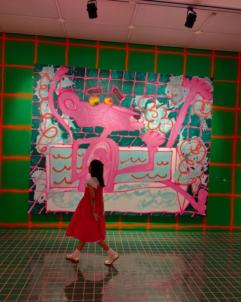 “아트 속에 잠긴 순간”…조윤희, 여유로움 속 산책→감각적 변화의 시간