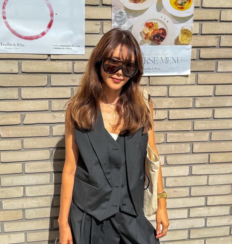 “맛있는 음식과 좋은 사람들”…채정안, 햇살 아래 미소→초여름 분위기 담은 산책 / 배우 채정안 인스타그램