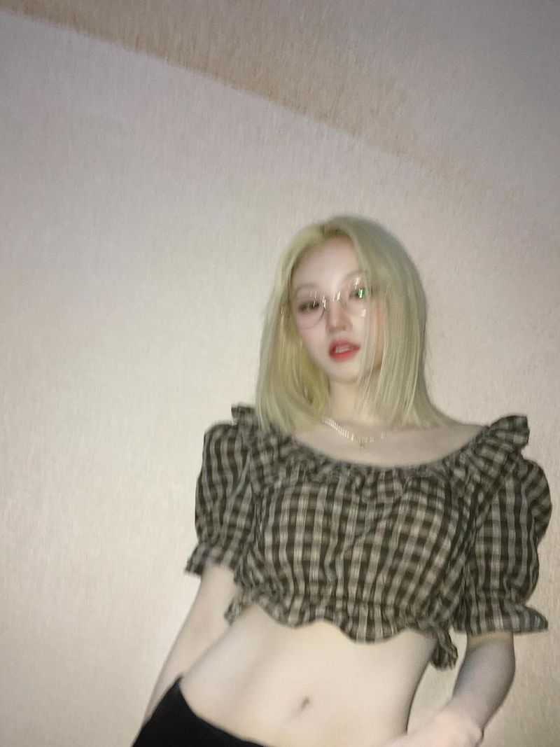 “흐린 경계 위의 나”…우기, 몽환적 시선→여름밤 감성 폭발 / 걸그룹 아이들 우기 인스타그램