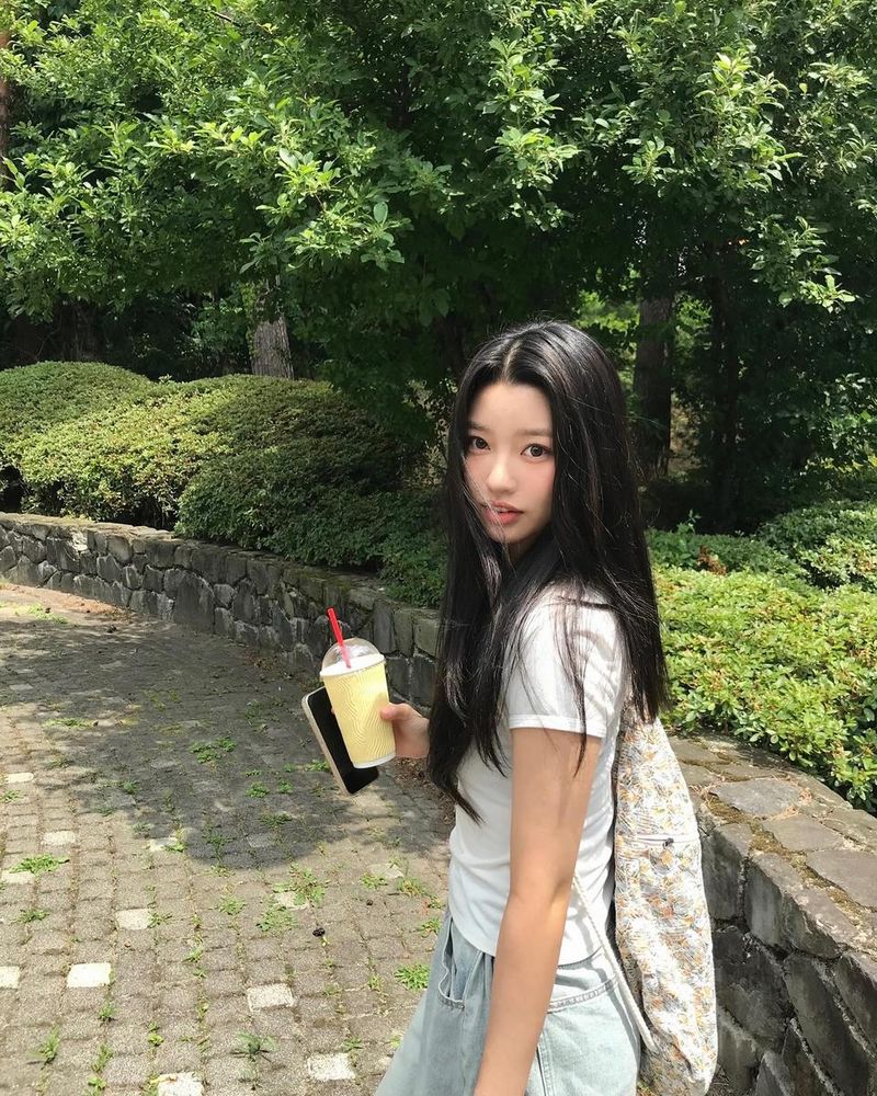 “날씨조으다”…강두나, 햇살 아래 자연스러움→여름 산책의 청량 / 걸그룹 첫사랑 강두나 인스타그램