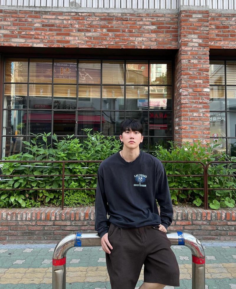 “고요한 오후의 시선”…안지호, 담담한 눈빛→초여름 거리 풍경 / 배우 안지호 인스타그램