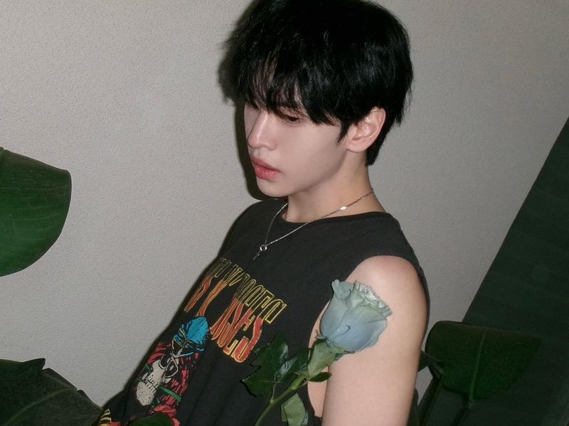 “You’re the guns to my roses”…앨런, 블루 로즈 품은 밤→감각의 경계 흔든 순간 / 그룹 크래비티 앨런 인스타그램